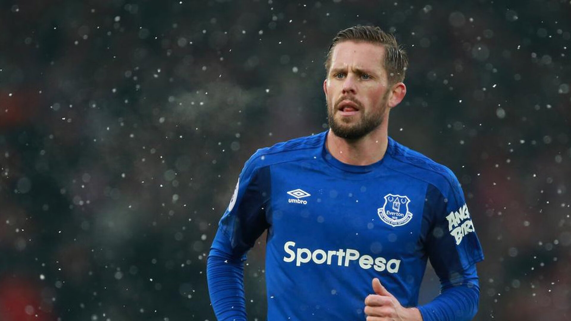 欧博官网体育下载-费德勒回归赛场，比分优势明显首场状态亮眼，切尔西观众沸腾！